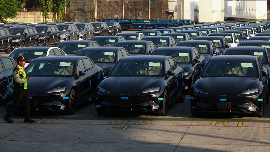 BYD Seal terparkir di IPCC Terminal Kendaraan, Pelabuhan Tanjung Priok, Jumat, (12/7/2024). (Bloomberg Technoz/Andrean Kristianto)