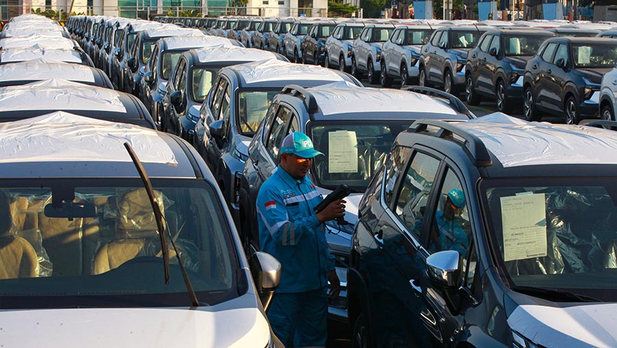 Petugas melakukan pengecekan mobil yang akan diekspor di IPCC Terminal Kendaraan, Jumat, (12/7/2024). (Bloomberg Technoz/Andrean Kristianto)