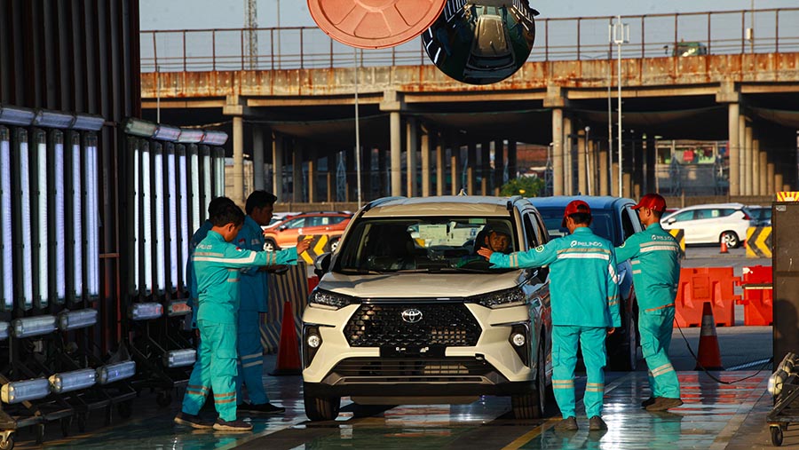 Petugas mengecek mobil Toyota Avanza yang akan diekspor di IPCC Terminal Kendaraan, Jumat, (12/7/2024). (Bloomberg Technoz/Andrean Kristianto)
