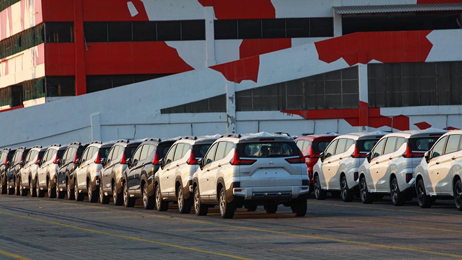Mitsubishi Xpander yang akan diekspor  terparkir di IPCC Terminal Kendaraan, Tanjung Priok, Jumat, (12/7/2024). (Bloomberg Technoz/Andrean Kristianto)