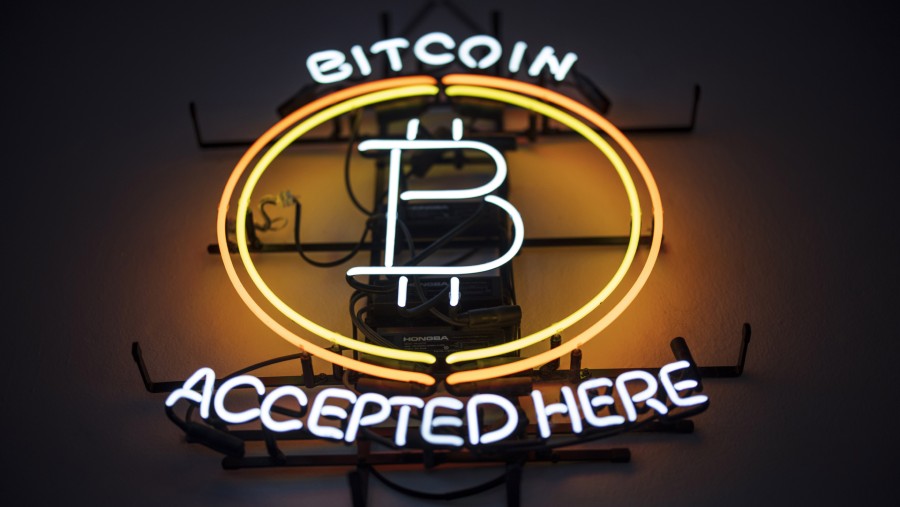 Papan Bitcoin bisa jadi alat pembayaran atas transaksi. (Dok: Bloomberg)