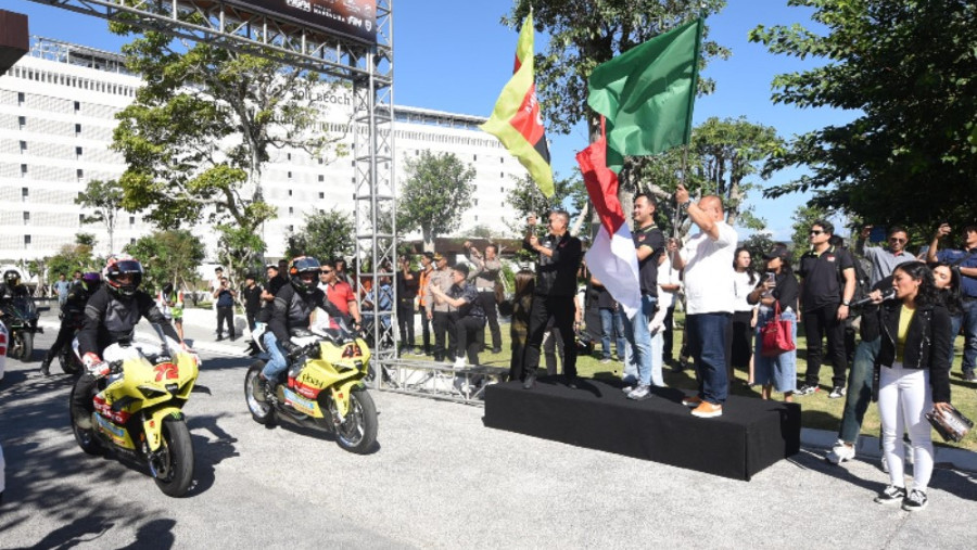 Direktur Utama Pertamina Lubricants Werry Prayogi dan VP Corporate Communication Pertamina Fadjar Djoko Santoso melakukan sesi Flag Off parade motor.
