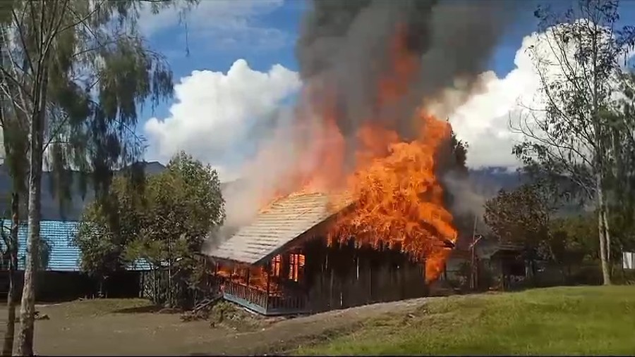 SDN Kabob, Distrik Borban, Pegunungan Bintang, Papua Pegunungan yang dibakar KKB. (Dok. Humas Polri)