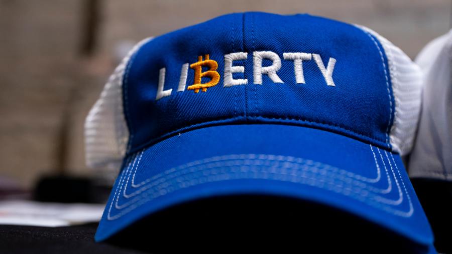 Topi logo Bitcoin pada tulisan Liberty. (Dok: Bloomberg)