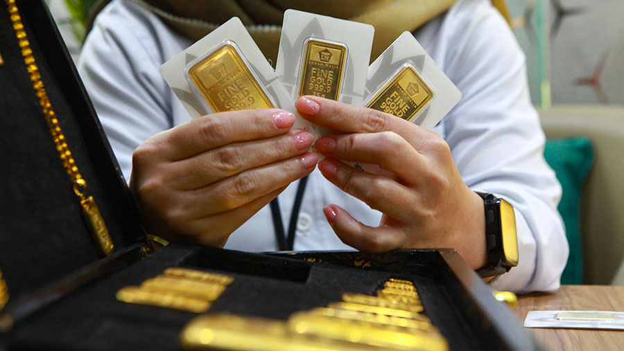 Karyawati memperlihatkan emas logam mulia Antam di Butik Emas ANTAM, Jakarta, Selasa (16/72024). (Bloomberg Technoz/Andrean Kristianto)