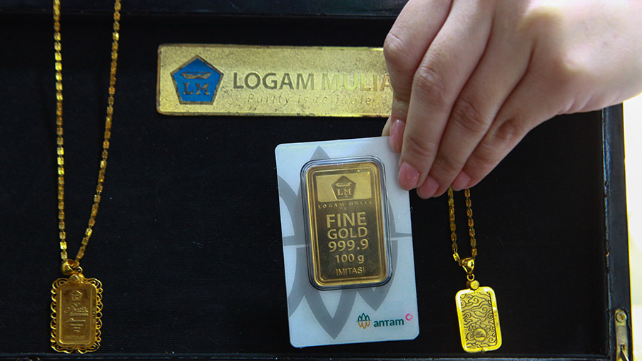 Karyawati merapihkan emas logam mulia Antam di Butik Emas ANTAM, Jakarta, Selasa (16/72024). (Bloomberg Technoz/Andrean Kristianto)