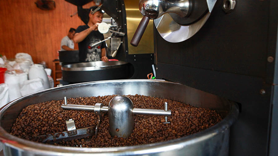 Di Indonesia, kini menjamur kedai kopi di hampir tiap wilayah bisnis kota-kotanya. (Bloomberg Technoz/Andrean Kristianto)