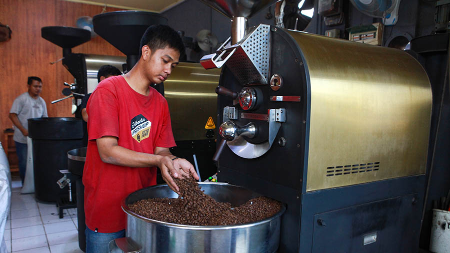 Karyawan menyangrai biji kopi di salah satu tempat penjualan kopi di Jakarta, Selasa (16/7/2024). (Bloomberg Technoz/Andrean Kristianto)