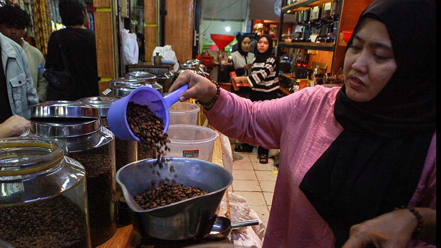 Selain permintaan yang tinggi kenaikan harga biji kopi disebabkan karena faktor cuaca. (Bloomberg Technoz/Andrean Kristianto)