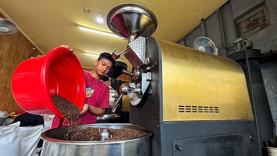 Karyawan menyangrai biji kopi di salah satu tempat penjualan kopi di Jakarta, Selasa (16/7/2024). (Bloomberg Technoz/Andrean Kristianto)