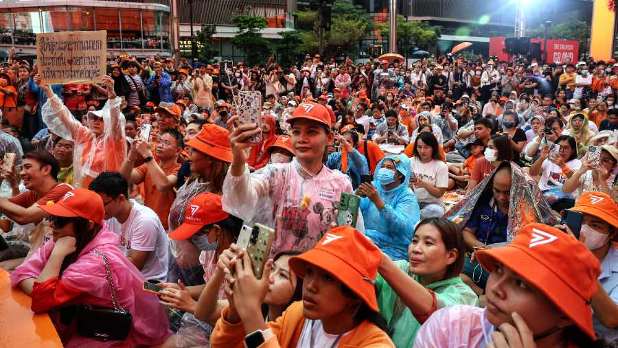 Para pendukung Partai Move Forward dalam sebuah rapat umum di Bangkok pada tahun 2023. (Dok: Valeria Mongelli/Bloomberg)