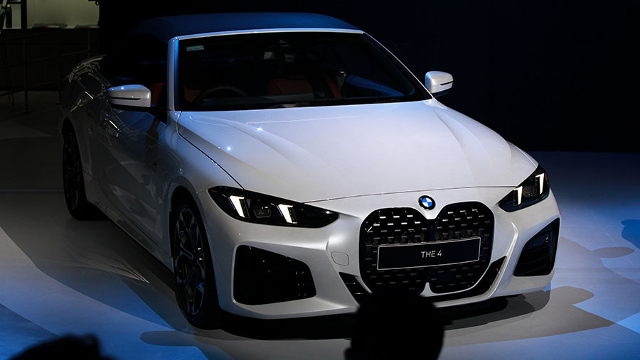BMW The 4 saat peluncuran pada pameran GIIAS 2024 di ICE BSD, Tangerang, Banten, Rabu (17/7/2024). (Bloomberg Technoz/Andrean Kristianto)