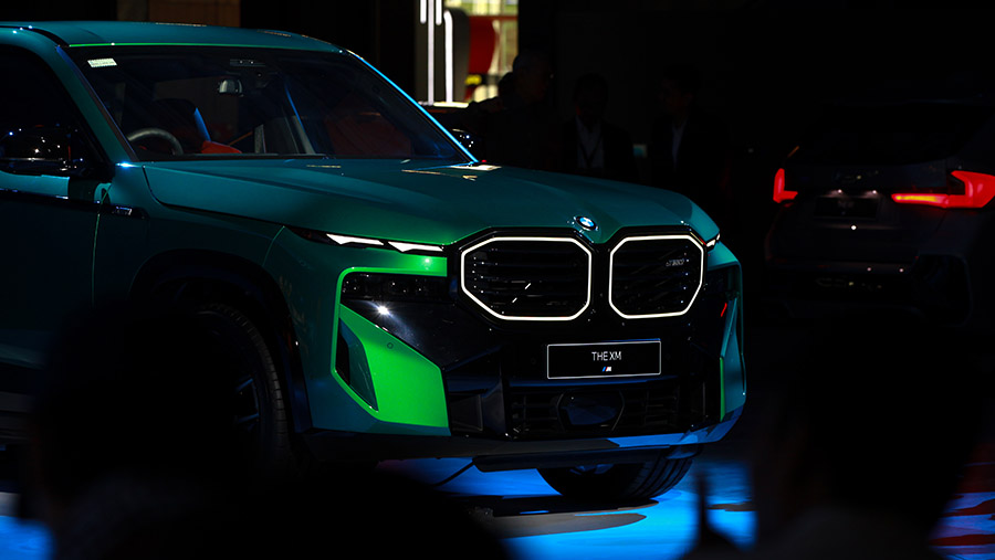 Mobil BMW XM diperkenalkan pada pameran GIIAS 2024 di ICE BSD, Tangerang, Banten, Rabu (17/7/2024). (Bloomberg Technoz/Andrean Kristianto)