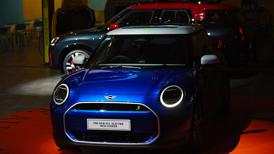 MINI memperkenalkan MINI Cooper S dan MINI Cooper SE serta MINI Countryman S ALL4. (Bloomberg Technoz/Andrean Kristianto)