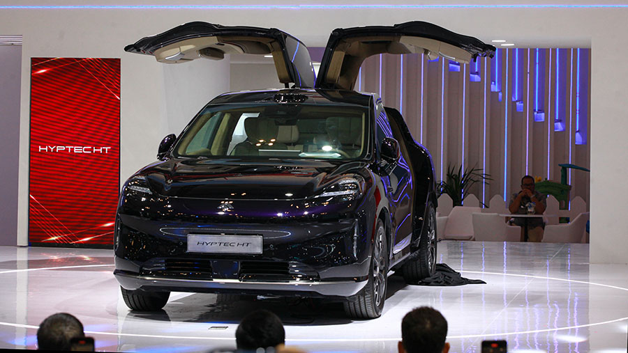 Pabrikan otomotif asal China, AION meluncurkan kendaraan elektrik terbarunya Hyptec HT dengan harga Rp685 juta. (Bloomberg Technoz/Andrean Kristianto)