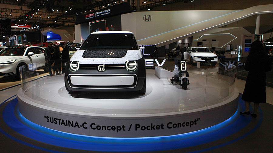 Honda Sustaina-C dan Pocket Concept dipamerkan dalam ajang GIIAS 2024 di ICE BSD, Rabu (17/7/2024). (Bloomberg Technoz/Andrean Kristianto)