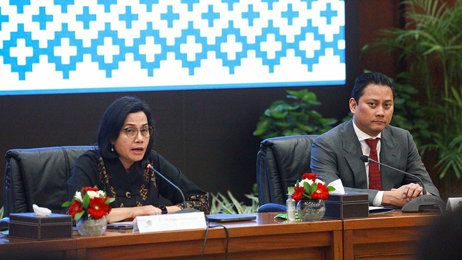 Menkeu Sri Mulyani dan Wamernkeu II Thomas Djiwandono di Kompleks Kemenkeu, Jakarta, Kamis (18/7/2024). (Bloomberg Technoz/Andrean Kristianto)
