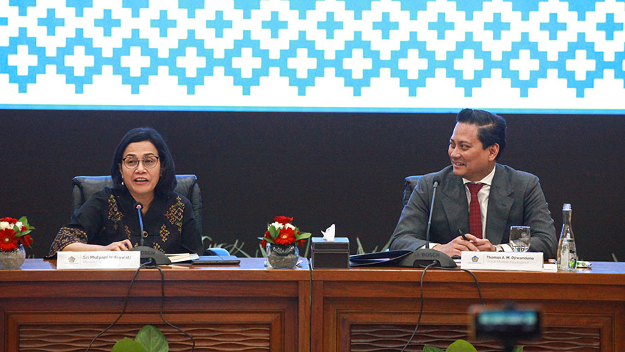 Menkeu Sri Mulyani dan Wamernkeu II Thomas Djiwandono di Kompleks Kemenkeu, Jakarta, Kamis (18/7/2024). (Bloomberg Technoz/Andrean Kristianto)