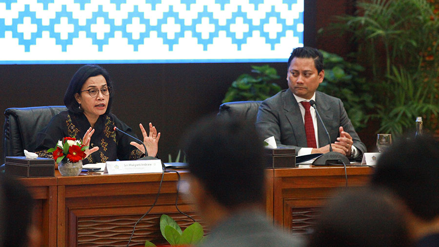 Menkeu Sri Mulyani dan Wamernkeu II Thomas Djiwandono di Kompleks Kemenkeu, Jakarta, Kamis (18/7/2024). (Bloomberg Technoz/Andrean Kristianto)