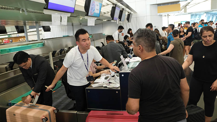 Antrean penumpang Hong Kong Express Airways Ltd terlihat di konter check-in Bandara Internasional Hong Kong. (Yik Yeung-man/Bloomberg)