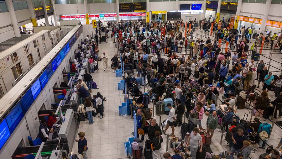 Antrean penumpang pesawat akibat gangguan juga terlihat Bandara London Gatwick, Inggris. (Carlos Jasso/Bloomberg)