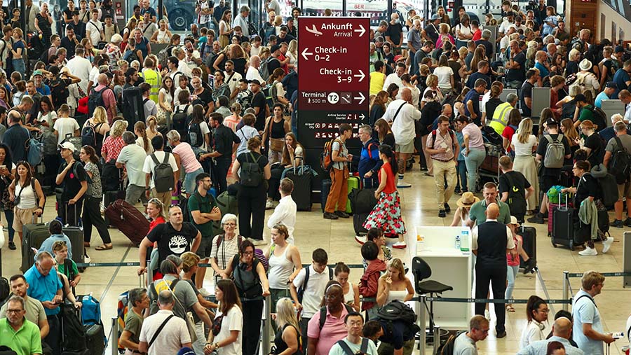 Penumpang menunggu saat terjadi gangguan sistem Microsoft di Bandara Berlin Brandenburg, Jerman, Jumat (19/7/2024). (Liesa Johannssen/Bloomberg)