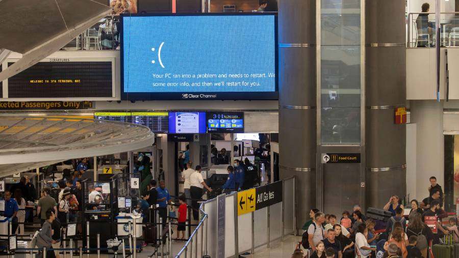 Layar Microsoft Windows Recovery ditampilkan di Bandara Internasional John F Kennedy (JFK) di New York pada 19 Juli. (Dok: Michael Nagle/Bloomberg)