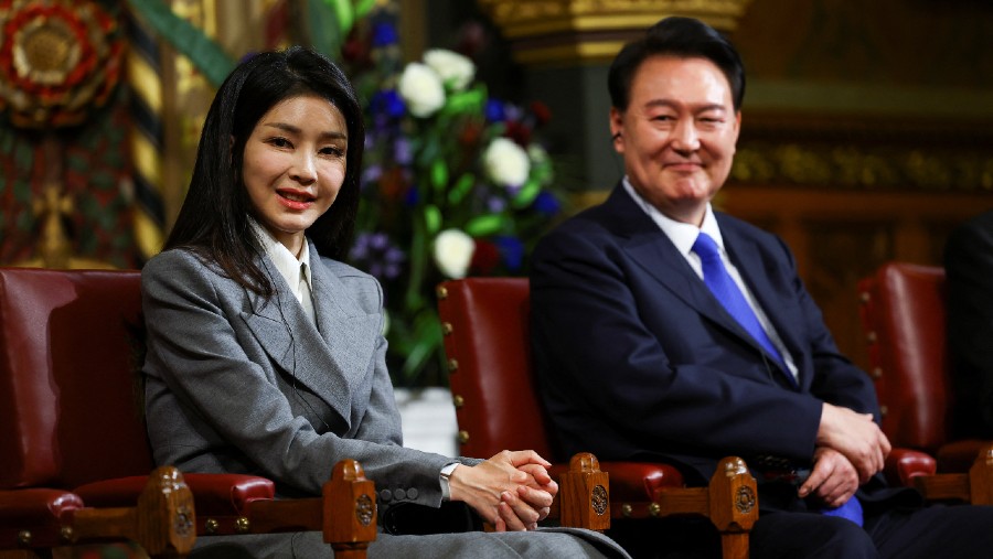 Presiden Yoon Suk Yeol duduk bersama istrinya Kim Keon Hee. (Dok: Hannah McKay/WPA Pool/Getty Images)