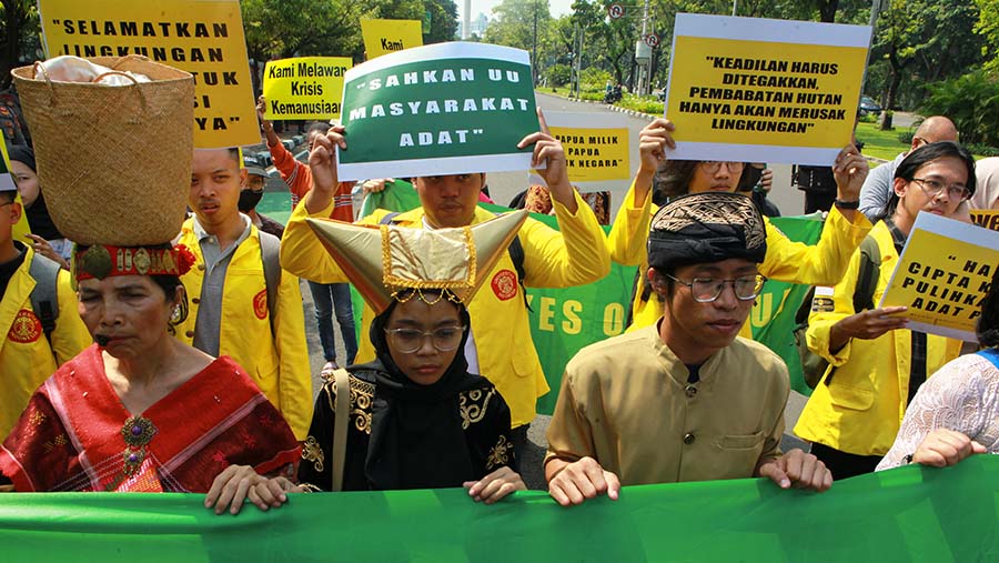 Mereka melakukan aksi damai yang didukungan dari berbagai perwakilan organisasi dan masyarakat sipil. (Bloomberg Technoz/Andrean kristianto)