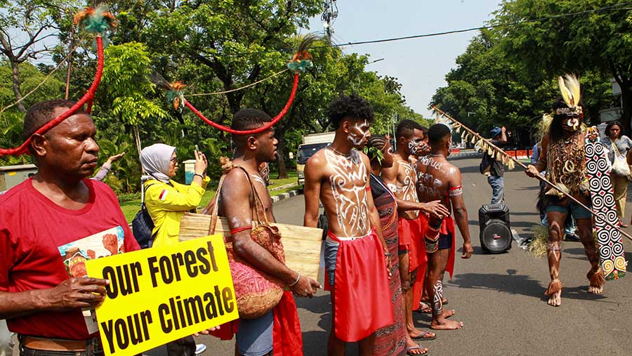 Perwakilan suku Awyu dan suku Moi dari Papua menggelar aksi di Mahkamah Agung, Jakarta, Senin (22/7/2024). (Bloomberg Technoz/Andrean kristianto)