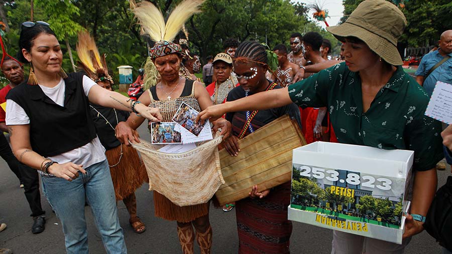 Pejuang lingkungan dari Papua tersebut juga  253.823 tanda tangan petisi publik yang kemudian diserahkan ke MA. (Bloomberg Technoz/Andrean kristianto)