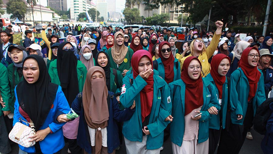 Ratusan mahasiswa yang tergabung dalam BEM SI menggelar aksi demo di Patung Kuda, Jakarta, Senin (22/7/2024). (Bloomberg Technoz/Andrean Kristianto)