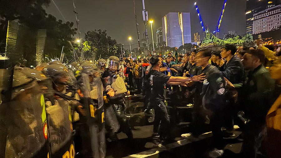 Sempat terjadi dorong-dorongan dan lemparan batu dalam aksi tersebut. (Bloomberg Technoz/Andrean Kristianto)