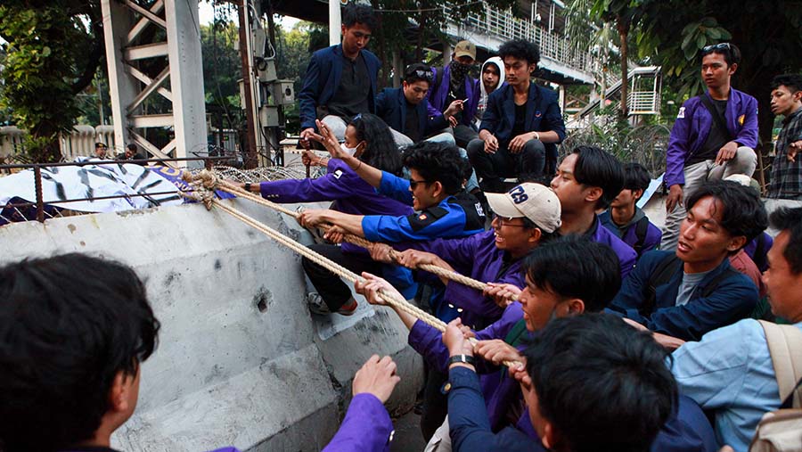 Mereka sempat merobohkan Barrier (penghalang) beton karena permintaan untuk bertemu Jokowi tak dipenuhi.  (Bloomberg Technoz/Andrean Kristianto)