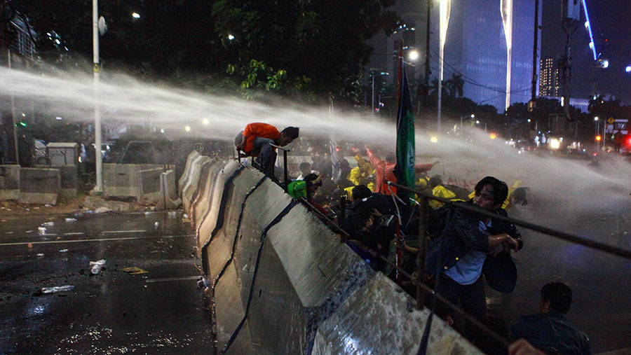 Beberapa kali water canon tersebut menyemprotkan air ke arah massa. (Bloomberg Technoz/Andrean Kristianto)