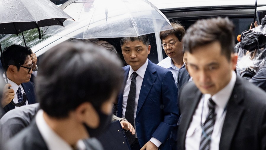 Brian Kim, tengah, tiba di Pengadilan Distrik Selatan Seoul pada 22 Juli. (Fotografer: SeongJoon Cho/Bloomberg)