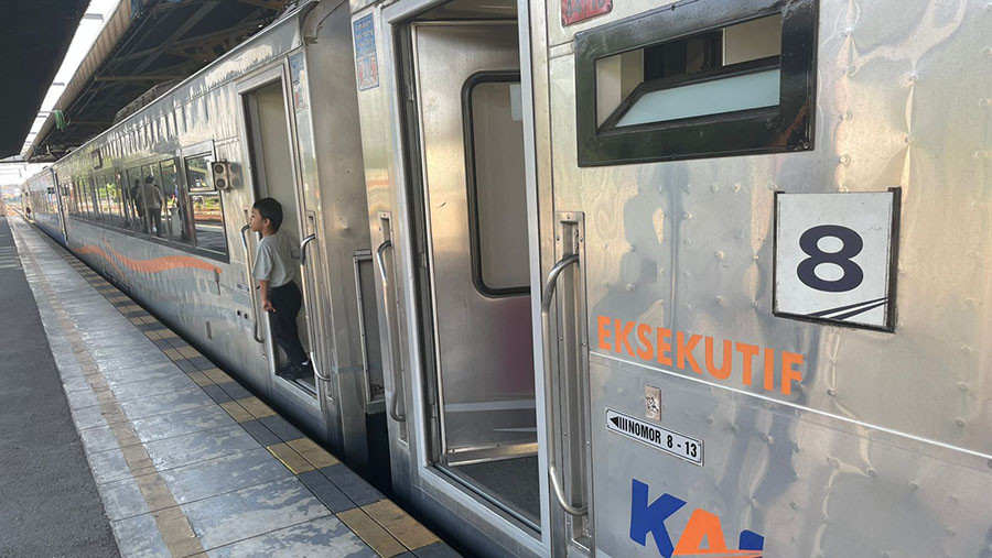 Kereta api (KA) jarak jauh berhenti di Stasiun Bekasi. (Bloomberg Technoz/Herdaru Purnomo)