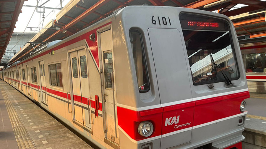 KRL berhenti di Stasiun Bekasi. (Bloomberg Technoz/Herdaru Purnomo)