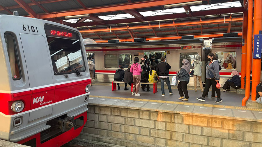 KRL berhenti di Stasiun Bekasi. (Bloomberg Technoz/Herdaru Purnomo)