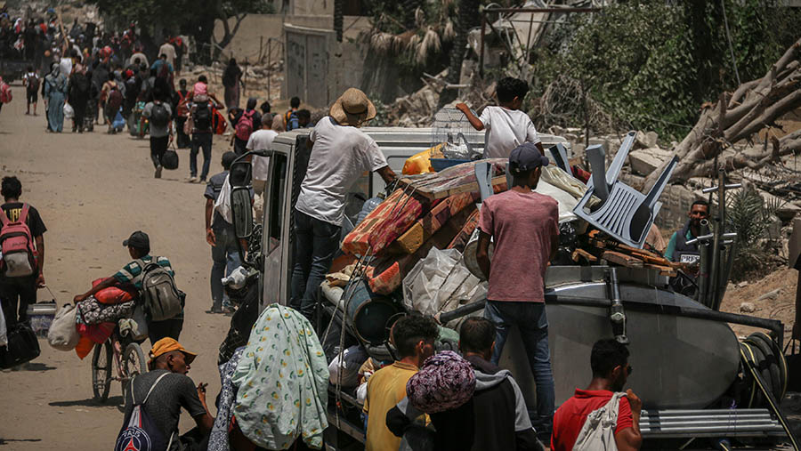 Warga Palestina mengungsi usai mendapat perintah militer Israel di Khan Younis, Gaza selatan, Senin (22/7/2024). (Ahmad Salem/Bloomberg)