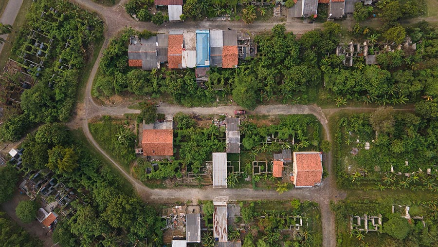 Suasana rumah yang terbengkalai di Perumahan Karawang Baru, Jawab Barat, Rabu (24/7/2024). (Bloomberg Technoz/Andrean Kristianto)
