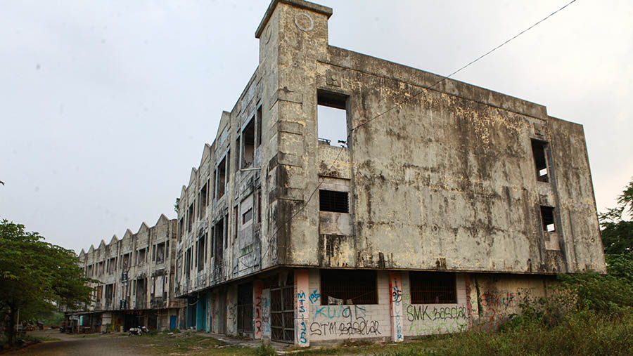 Selain pasar juga terdapat bangunan ruko yang juga terbengkalai. (Bloomberg Technoz/Andrean Kristianto)