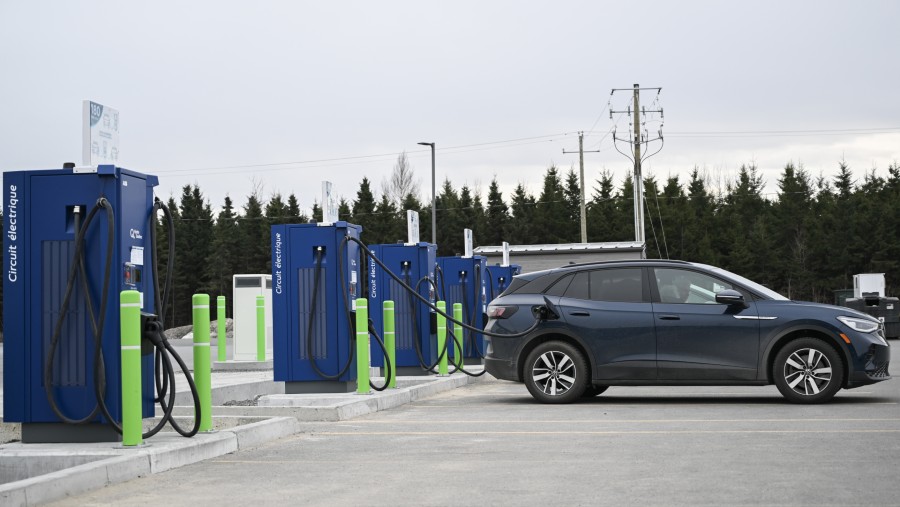 Stasiun pengisian baterai kendaraan listrik di Quebec, Kanada./Bloomberg-Graham Hughes
