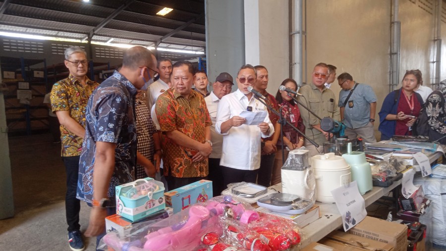 Mendag Zulkifli Hasan saat ekspose barang impor ilegal di Jakarta Utara, Jumat (26/7/2024)./Bloomberg Technoz-Pramesti Regita Cindy