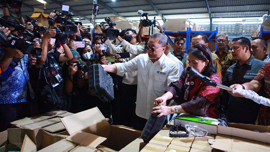 Mendag Zulkifli Hasan meninjau gudang barang impor ilegal di Kamal Muara, Jakarta, Jumat (25/7/2024). (Bloomberg Technoz/Andrean Kristianto)