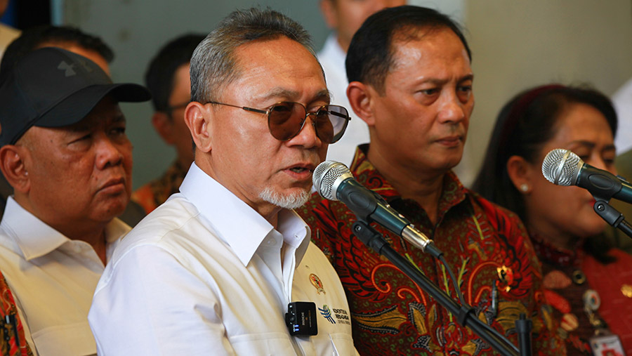 Mendag Zulkifli Hasan saat rilis barang impor ilegal di pergudangan Kamal Muara, Jakarta, Jumat (25/7/2024). (Bloomberg Technoz/Andrean Kristianto)