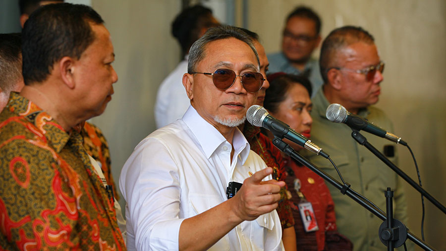 Mendag Zulkifli Hasan saat rilis barang impor ilegal di pergudangan Kamal Muara, Jakarta, Jumat (25/7/2024). (Bloomberg Technoz/Andrean Kristianto)