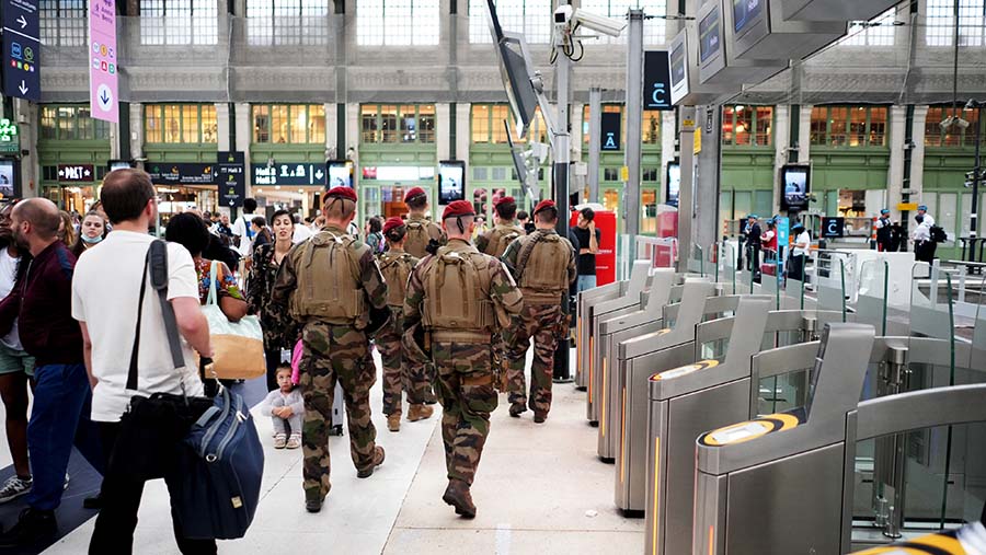Tentara Prancis berpatroli selama gangguan layanan kereta api di Stasiun Gare de Lyon di Paris, Prancis, Jumat (26/7/2024). (Nathan Laine/Bloomberg)
