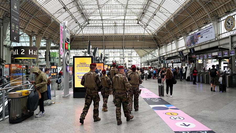 Tentara Prancis berpatroli selama gangguan layanan kereta api di Stasiun Gare de Lyon di Paris, Prancis, Jumat (26/7/2024). (Nathan Laine/Bloomberg)