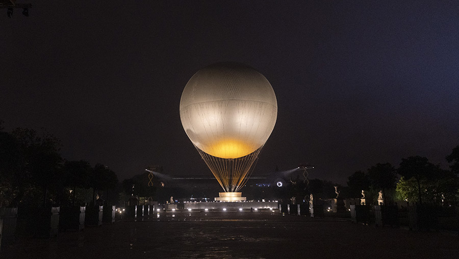 Balon udara yang digunakan sebagai Kuali Olimpiade saat upacara pembukaan Olimpiade Paris 2024 di Paris, Jumat (26/7/2024). (Nathan Laine/Bloomberg)